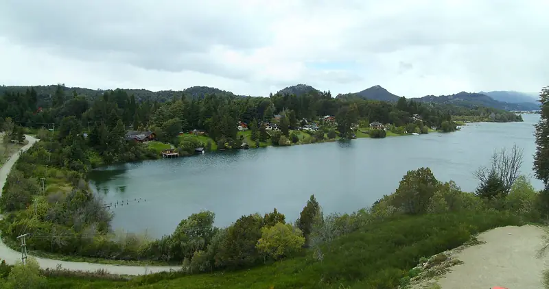 Puerto Pañuelo bay and nearby homes