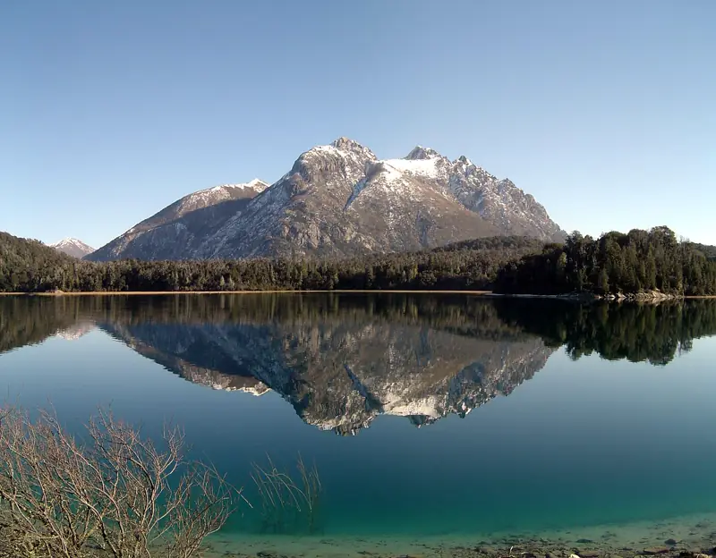 Cerro y lago del Circuito Chico